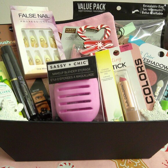 Deluxe Glam-33-Piece Christmas Makeup Collection, Holiday Makeup Gift Set - Picture 5 of 8